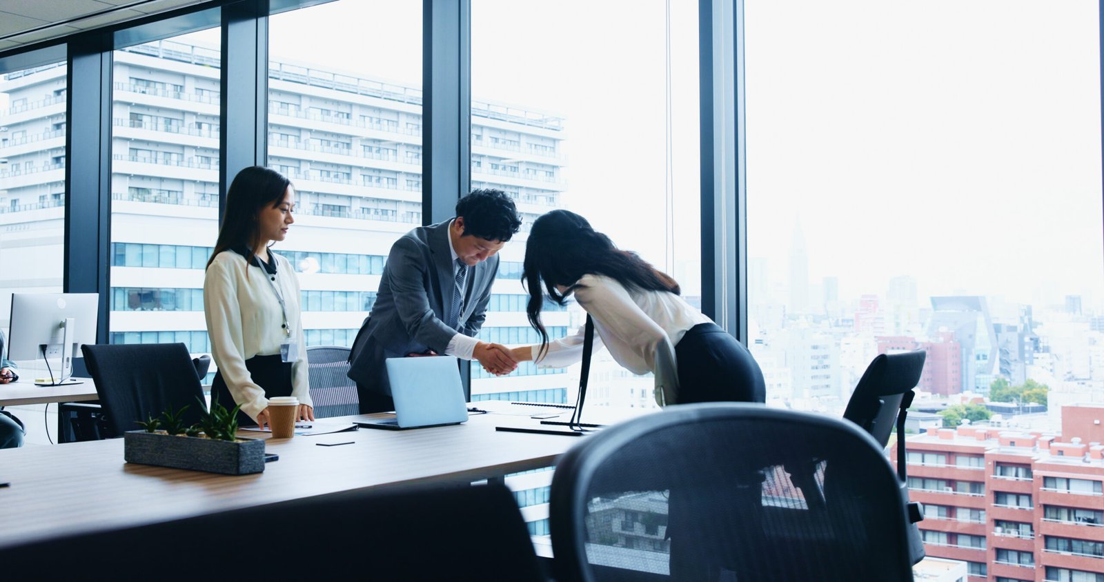 10 POLITE JAPANESE PHRASES TO USE AT WORK
